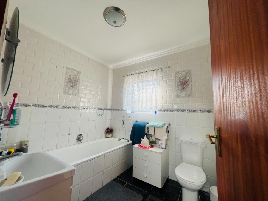 8 Bedroom Property for Sale in Rooi Rivier Rif Western Cape